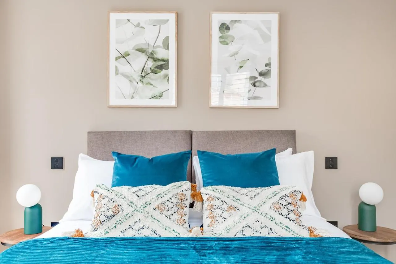 Executive 2 Bedroom Apt City Centre Free Pkg , Wifi By Tent Serviced Apartments Staines-upon-Thames