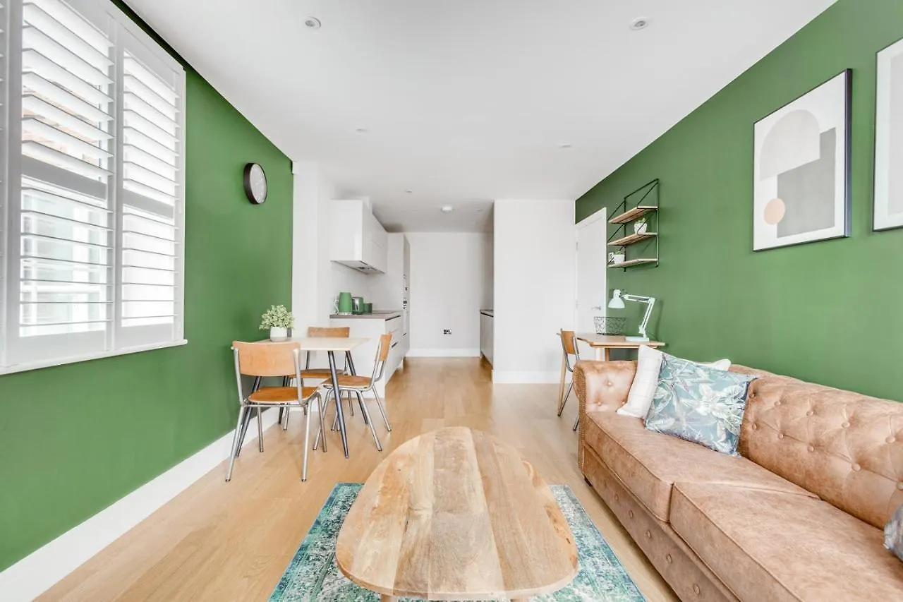 Executive 2 Bedroom Apt City Centre Free Pkg , Wifi By Tent Serviced Apartments Staines-upon-Thames