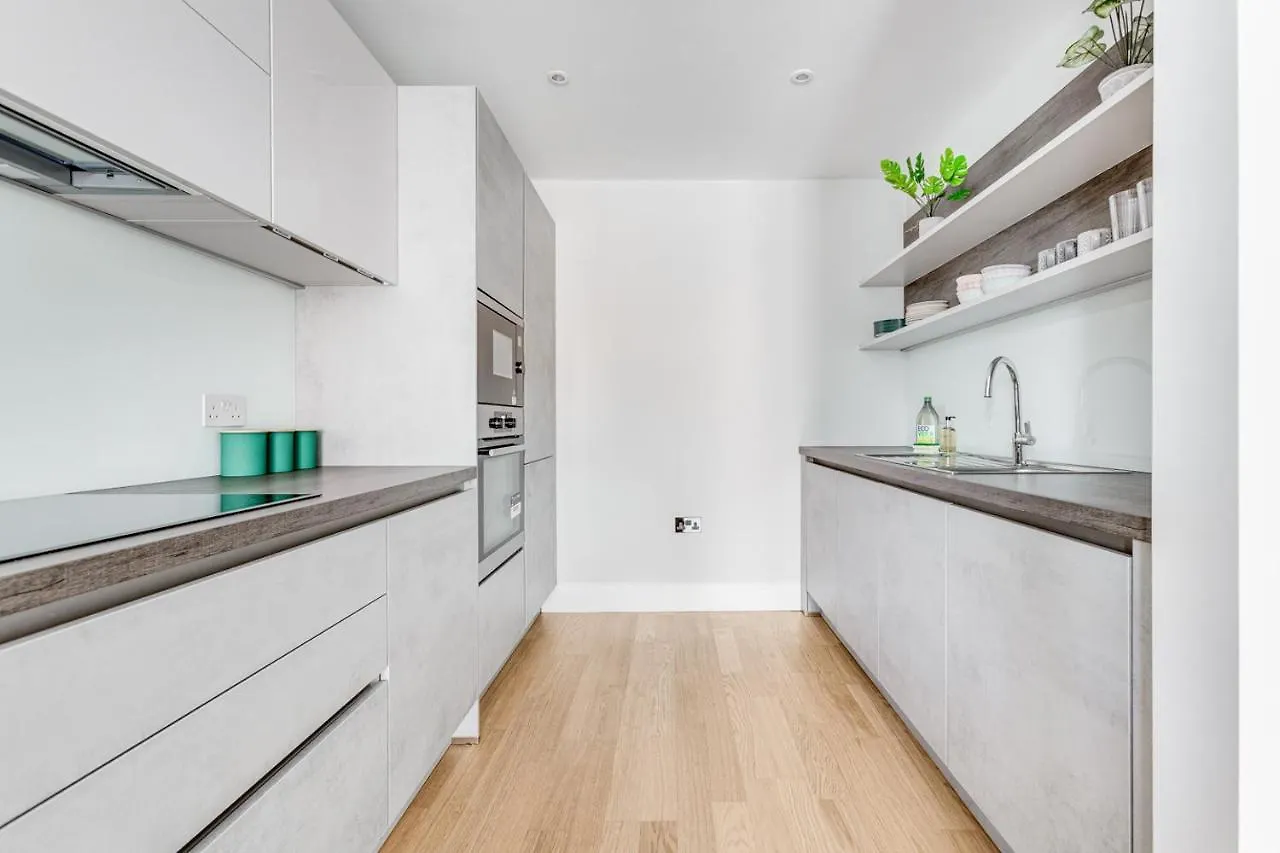 Executive 2 Bedroom Apt City Centre Free Pkg , Wifi By Tent Serviced Apartments Staines-upon-Thames