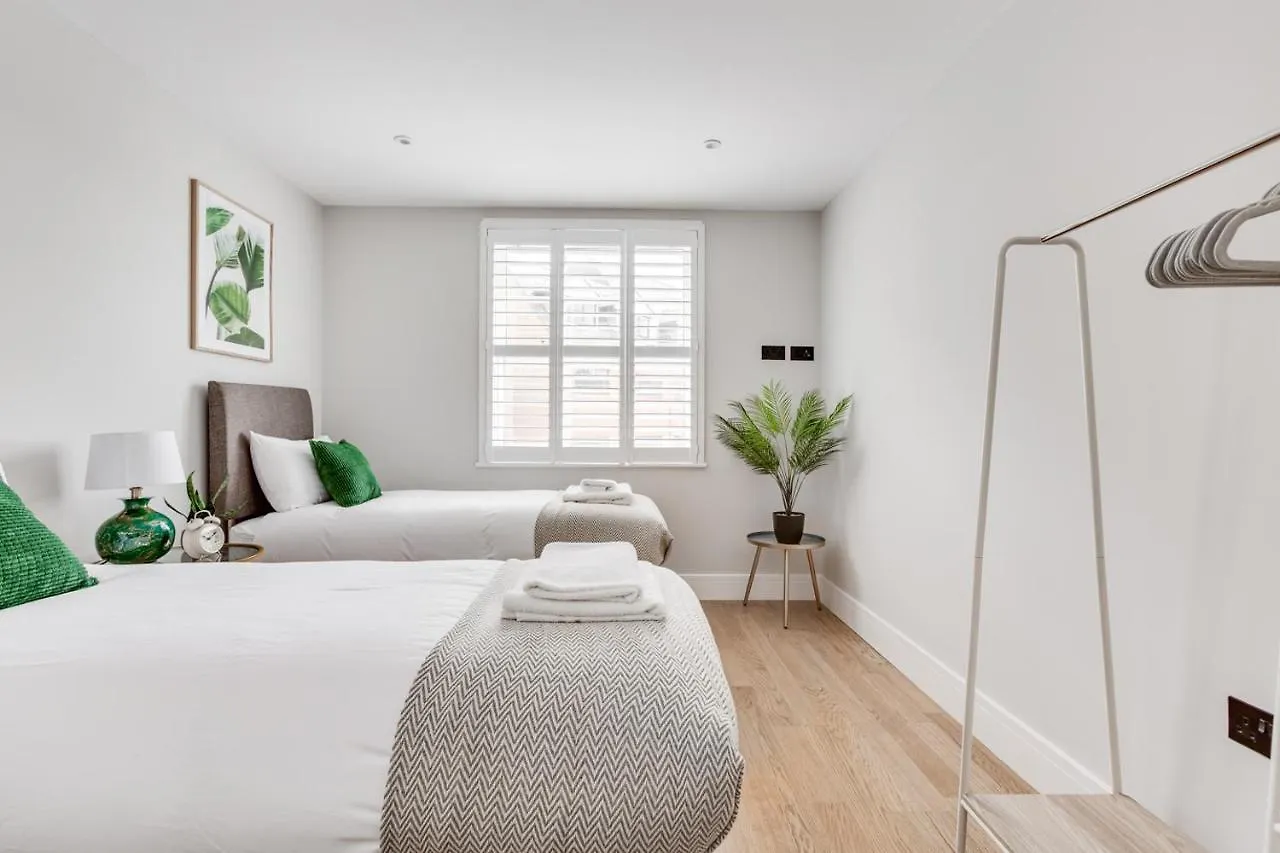 Executive 2 Bedroom Apt City Centre Free Pkg , Wifi By Tent Serviced Apartments Staines-upon-Thames