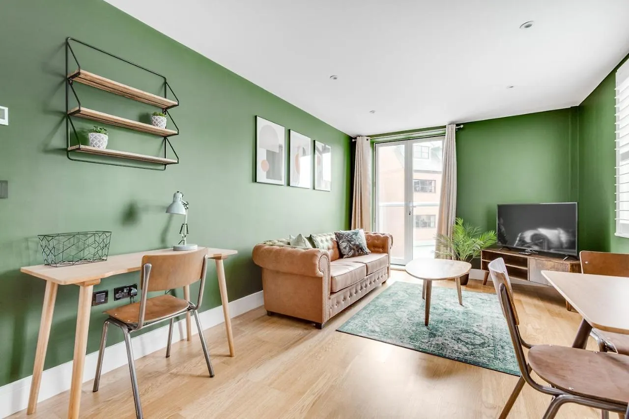 Executive 2 Bedroom Apt City Centre Free Pkg , Wifi By Tent Serviced Apartments Staines-upon-Thames