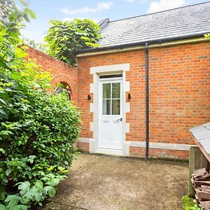 Apartment The Annexe - Beautiful Apartment With Garden Close To Heathrow And Windsor, Staines-upon-Thames