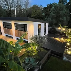 Holiday home River With Jacuzzi Fire And Boat Hire, Staines-upon-Thames