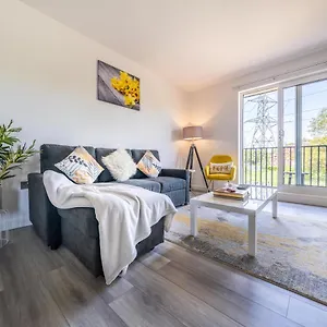 Apartment Ash View Place 4 -heathrow - Thorpe Park - Free Parking, Staines-upon-Thames