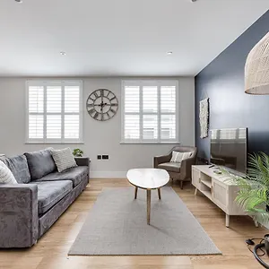 Apartment Charming 1 Bedroom Apt , Town Centre, Wifi, Free Parking By Tent Serviced, Staines-upon-Thames
