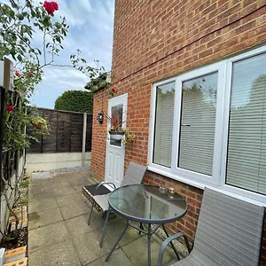Apartment Studio-2 Staines,heathrow, London-own Entrance, Staines-upon-Thames
