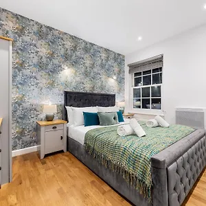 Apartment Modern One Bed - Sleeps 3 - Near Heathrow, Windsor Castle, Thorpe Park - London Tw18, Staines-upon-Thames
