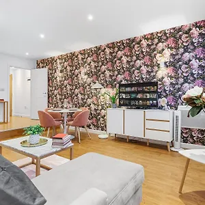 Apartment Modern One Bedroom Flat - Near Heathrow, Windsor Castle, Thorpe Park - London Tw18, Staines-upon-Thames