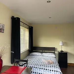 Apartment Studio-1-staines/heathrow/london-own Entrance, Staines-upon-Thames